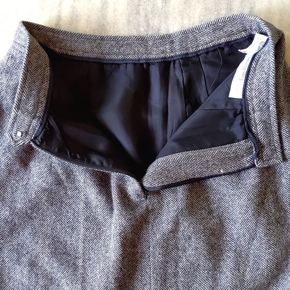 NWOT. Woman's 100% Wool full lined skirt with Herringbone pattern. - Picture 4 of 8